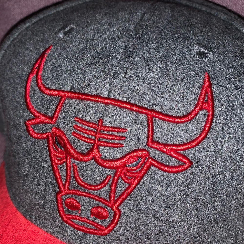 ๐๐๐๏ธ Chicago Bulls Full Court Two-Tone Statement SnapBack Hat ๐๏ธ๐๐ - Picture 4 of 12